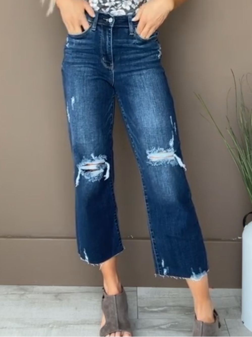Judy Blue Ripped Knee Cropped Jeans
